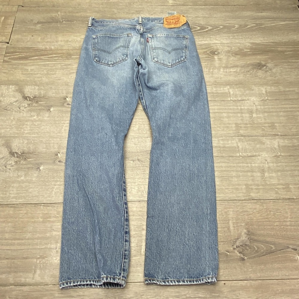 Levis 501 Jeans Mens 33x32 Blue Light Wash Denim Button Fly Straight Leg Classic - Picture 7 of 13